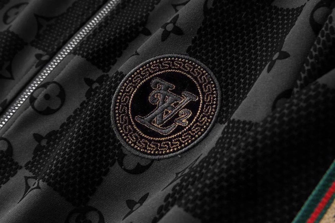 🅿️500 [LV Louis Vuitton] hot-selling suit is coming. Focus on the original version of the official website. 2025 new hot-selling cardigan and sweatshirt suit. The original order is the best. 🇭🇰The meticulous work of top designers. It has a fitting and perfect upper body effect. All-natural high-quality Tencel Roman cotton 100%, close-fitting comfort, noble and elegant! Original hardware embodies elegance and nobility! Counter size: M-4XL (up to 190 pounds)